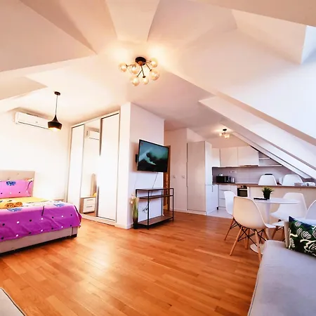 E Apartment *