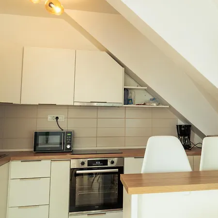 Apartament E *